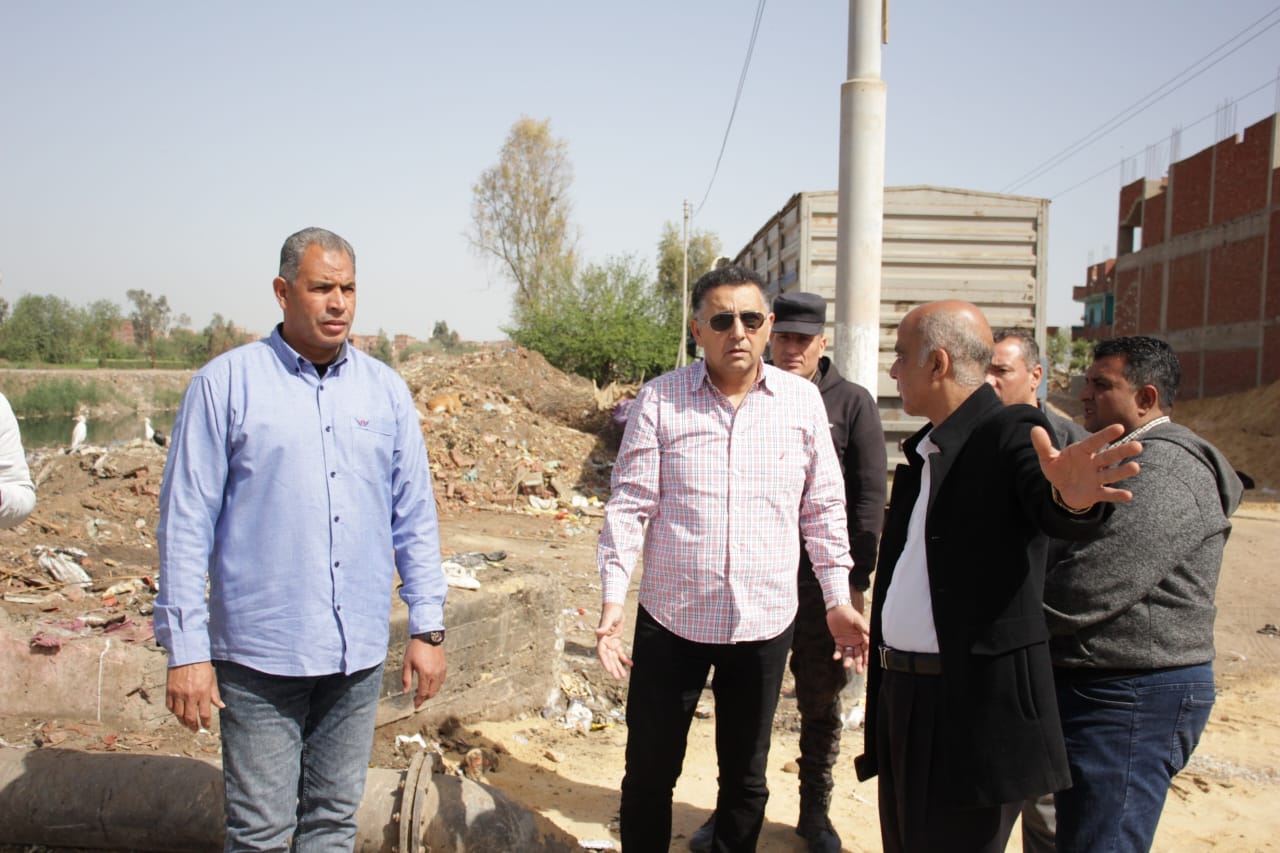 محافظ القليوبية خلال الجولة محافظ القليوبية خلال الجولة