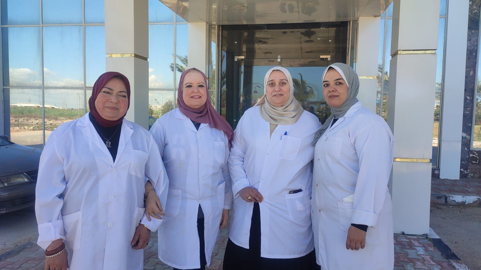 جانب من فريق العمل