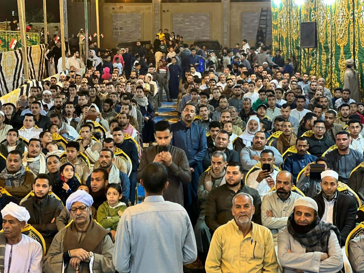 أهالي قرية الديسمي يحضرون الحفل