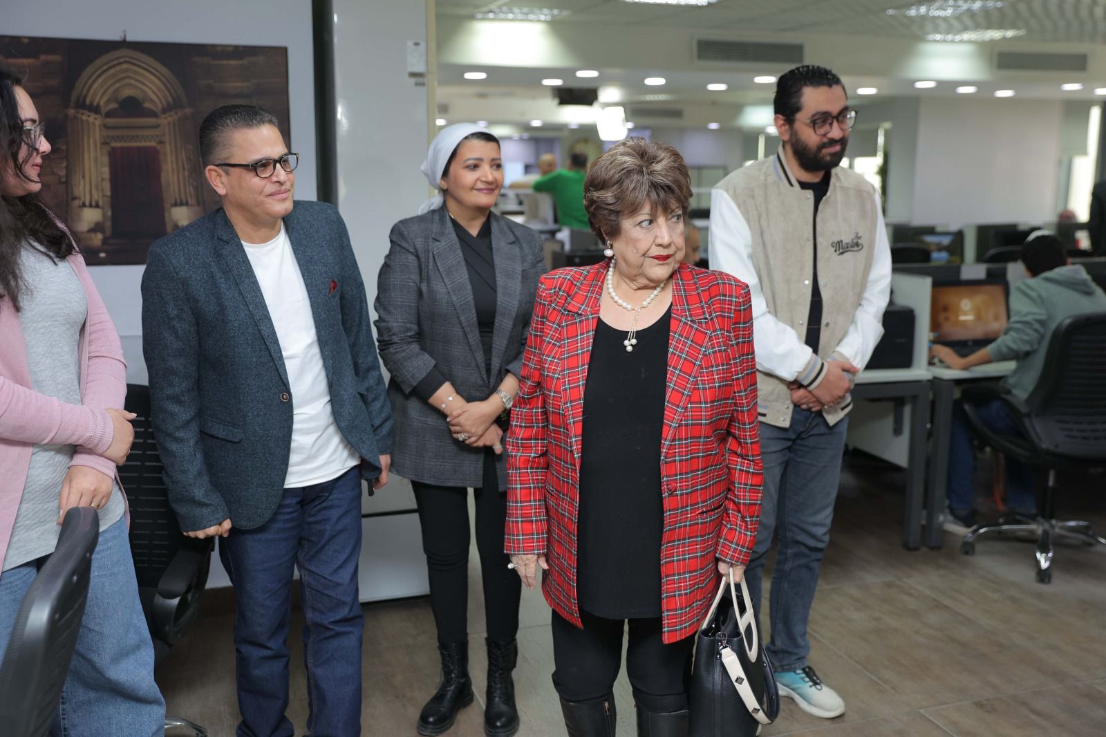 إيناس جوهر داخل صالة تحرير اليوم السابع