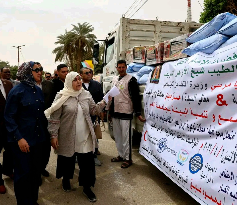 تقديم خدمات محو الأمية ضمن اعمال القافلة