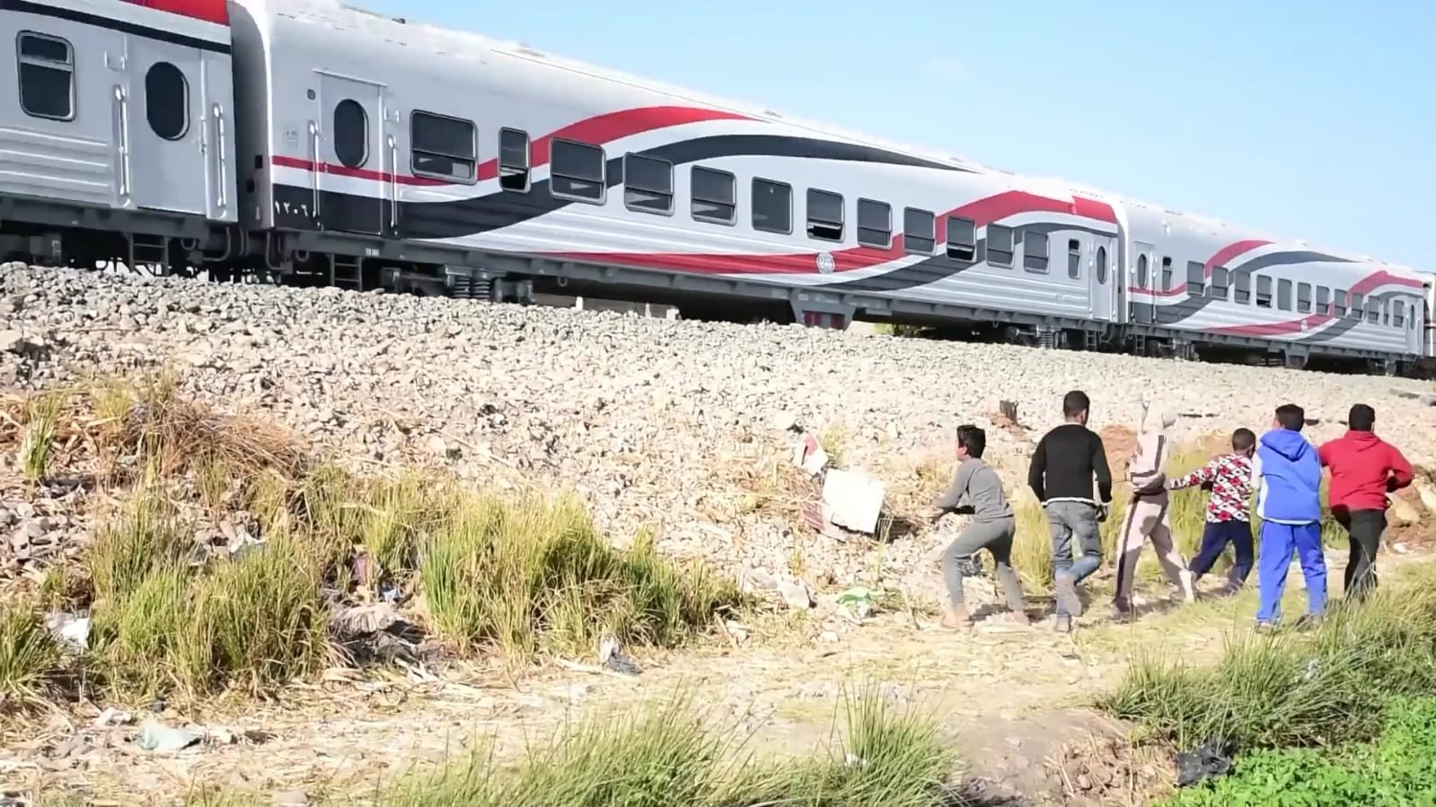 رشق القطارات بالحجارة