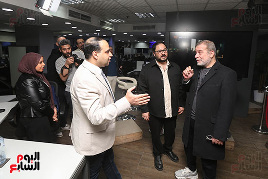 شريف منير خلال الجولة فى صالة تحرير اليوم السابع