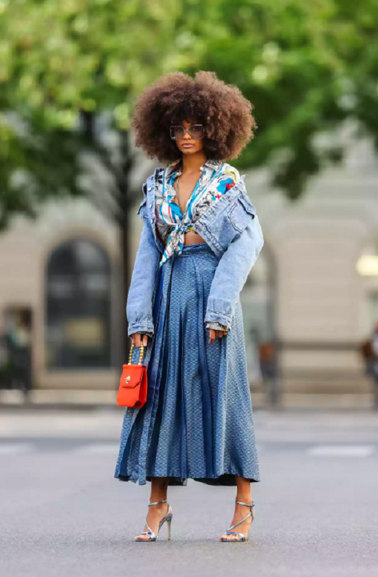 جاكت جينز مع جيبة واسعة