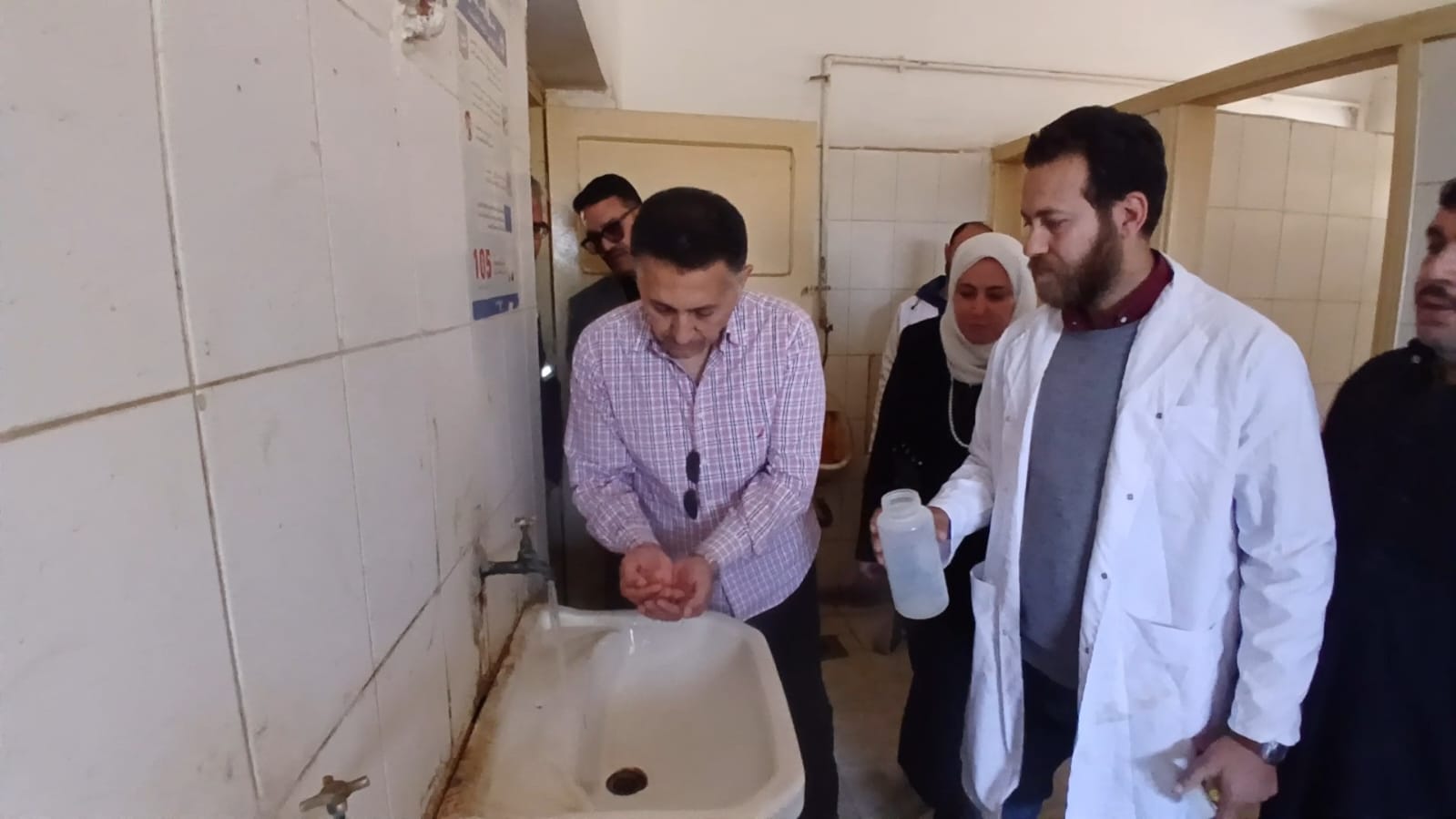المحافظ يطلب شرب المياه من الصنبور