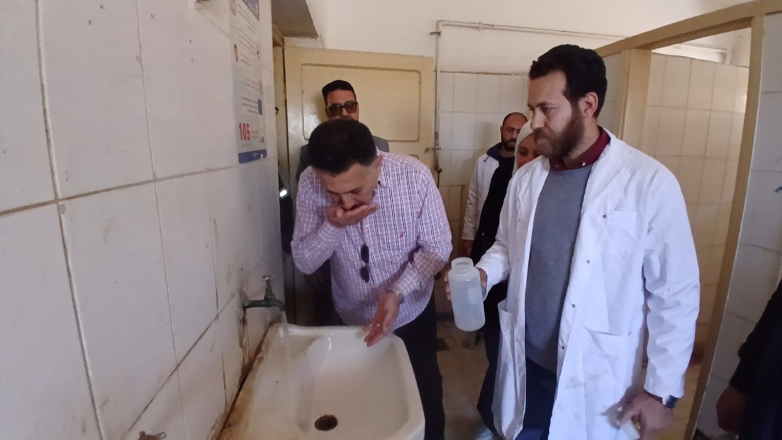 شرب من الحنفية للتأكد من جودة المياه.. محافظ القليوبية يستجيب لأهالي مرصفا