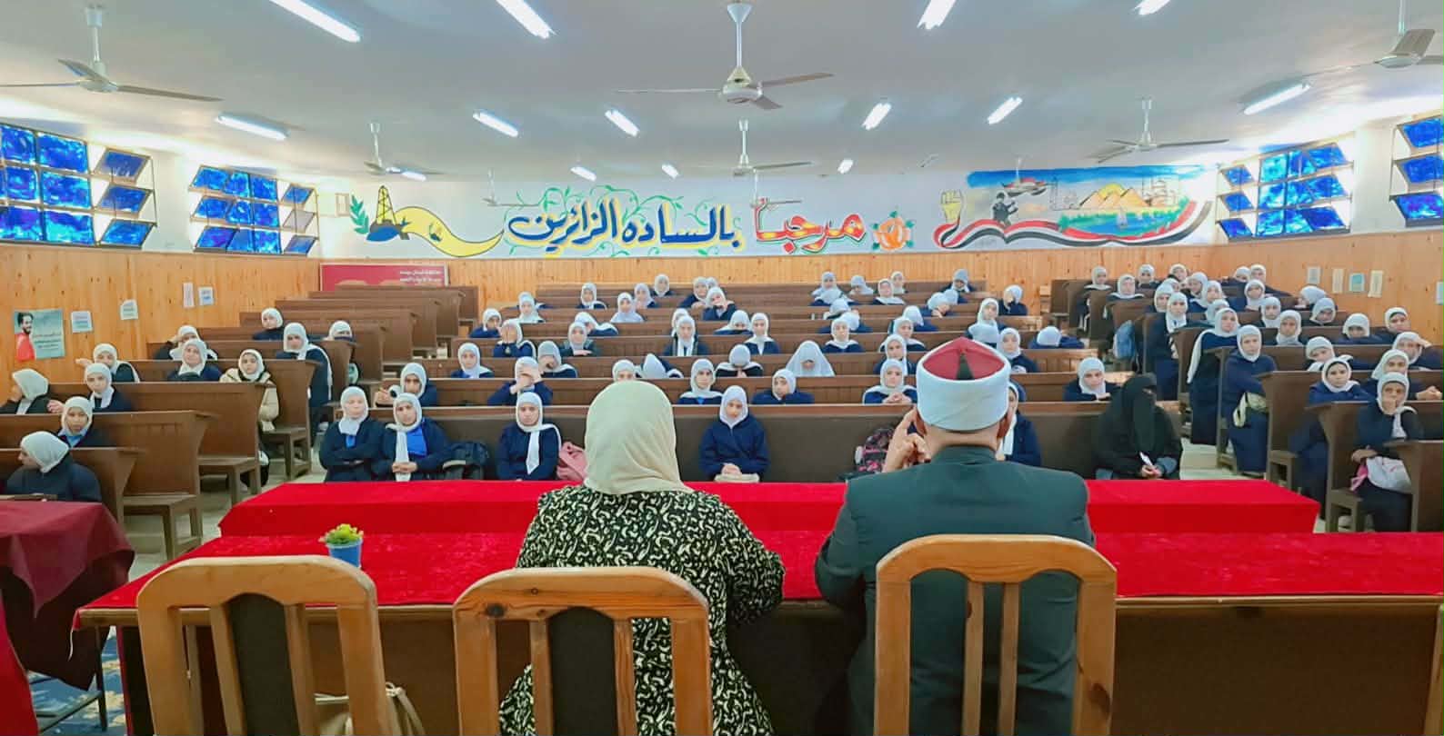 حضور مكثف للندوة من الطالبات 