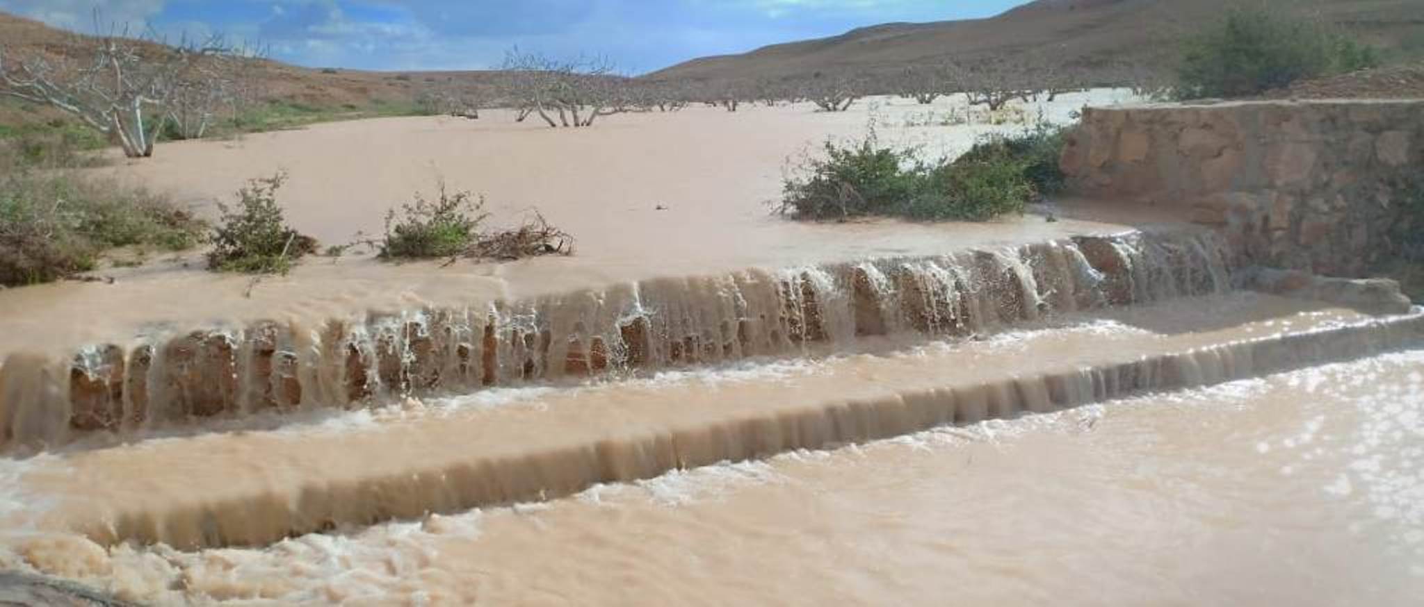 الامطار  على مطروح وحصادها بالسدود في الوديان