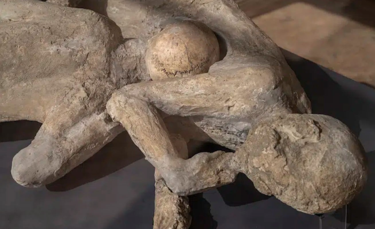 طفل يستند إلى والده