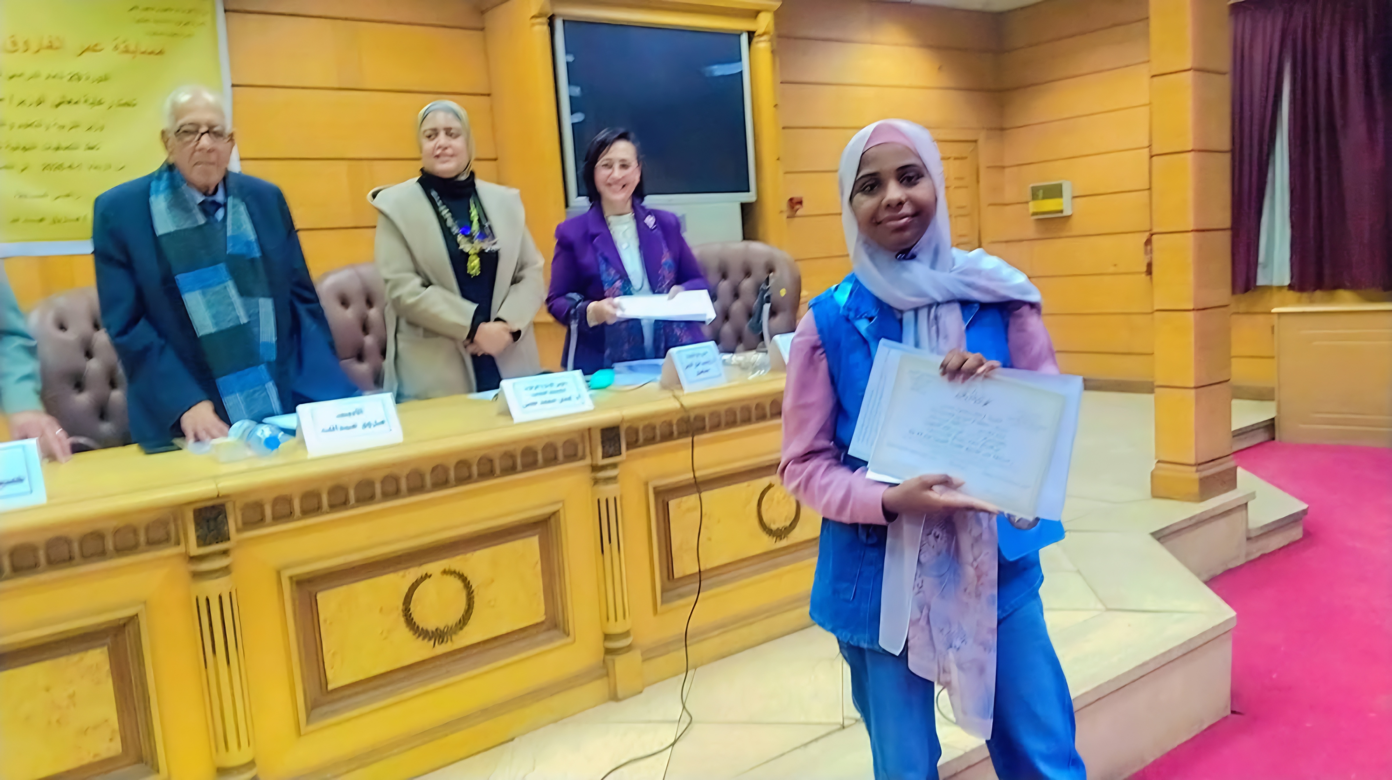 الطالبة ملك الفائزة بجائزة القصة القصيرة