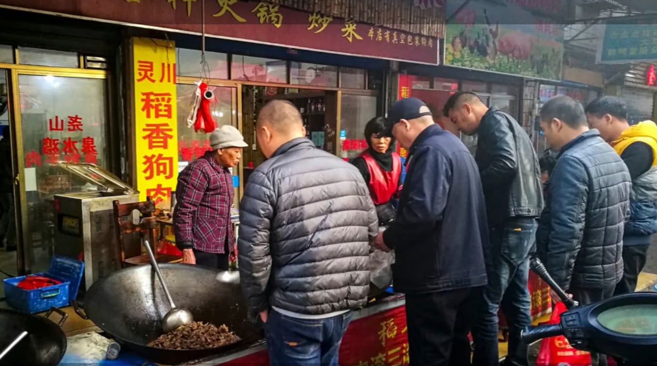 مطعم يقدم لحوم الكلاب 