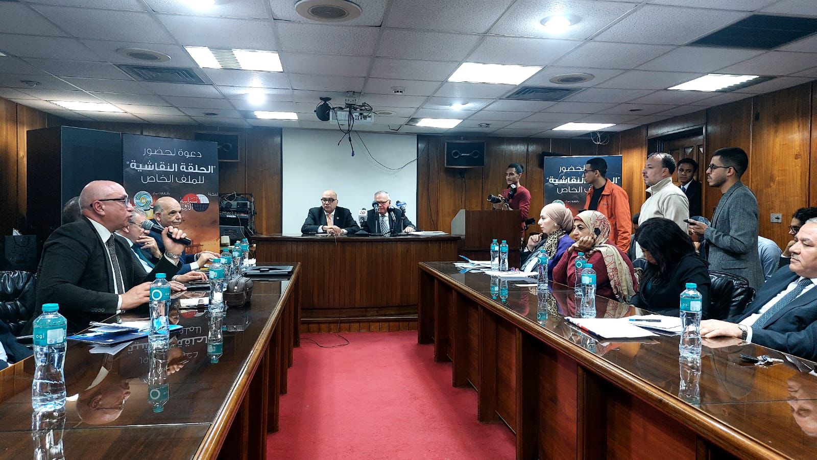 خلال الندوة خلال الندوة