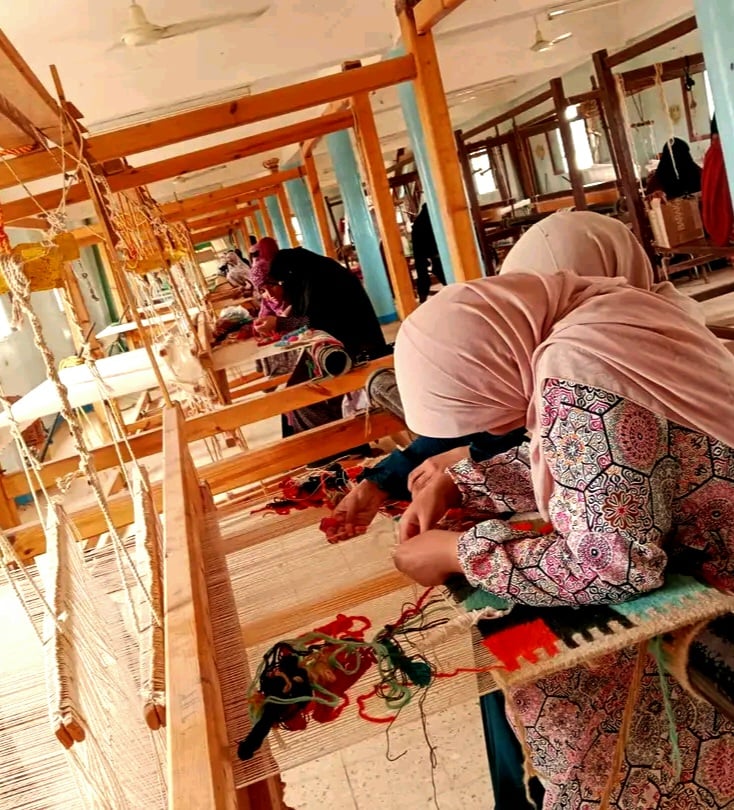 صناعة السجاد اليدوى داخل مصنع قرية البشندى