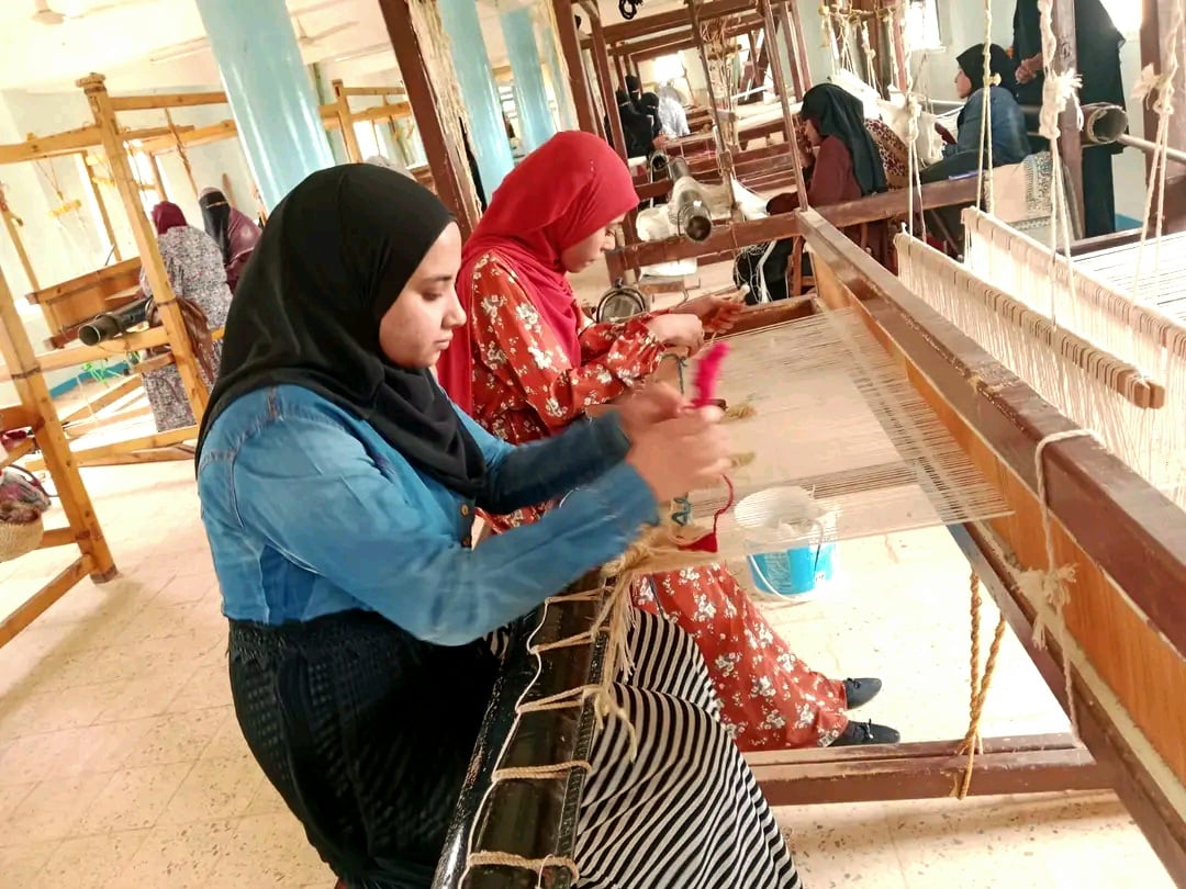 فتيات صغيرة تعمل على نول السجاد اليدوى