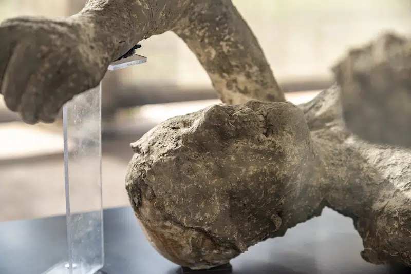 احدى المنحوتات لمعاناة شخص