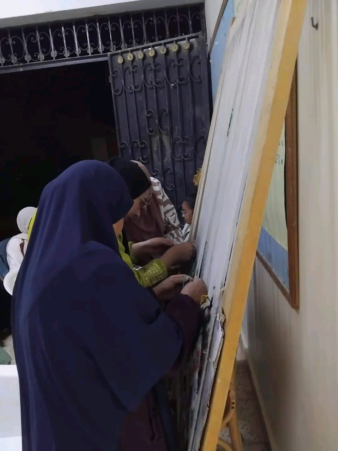 اقبال كبير من الفتيات على حرف السجاد اليدوى