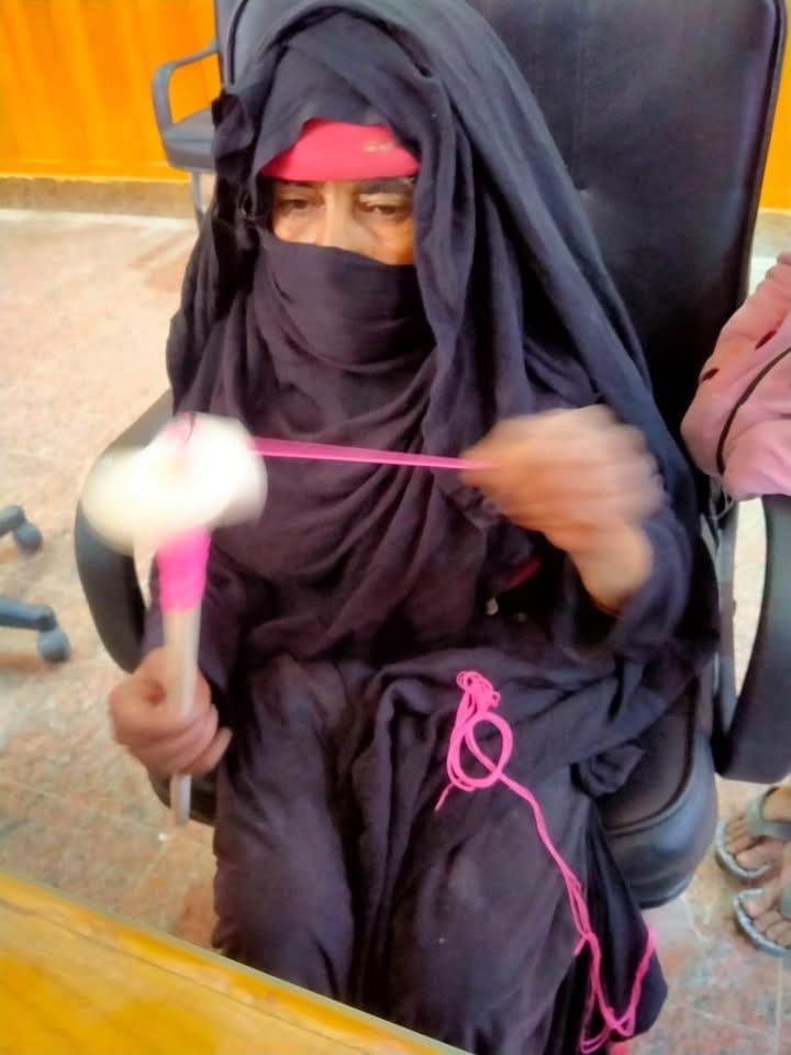 سيدة من مدينة الحسنة تغزل وتشارك بحب