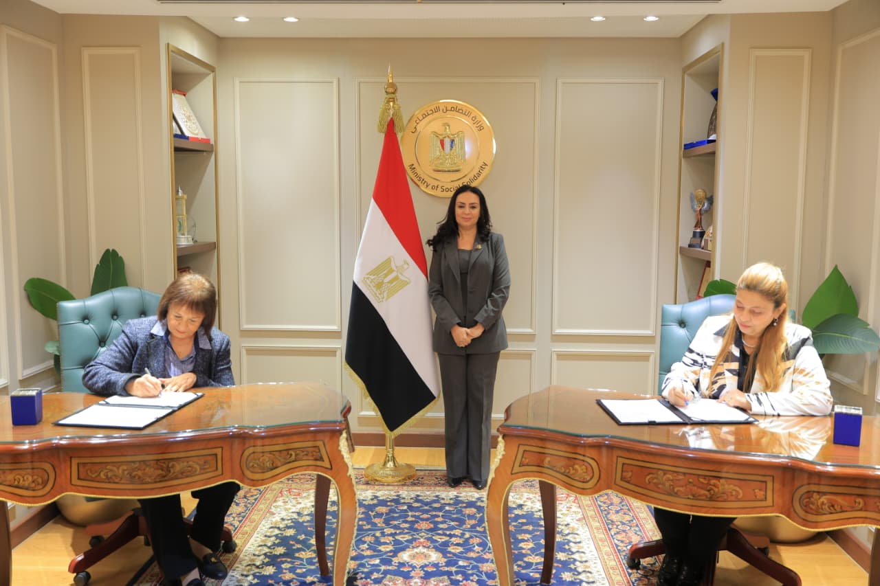  توقيع عقود تمويل المشروعات متناهية الصغر