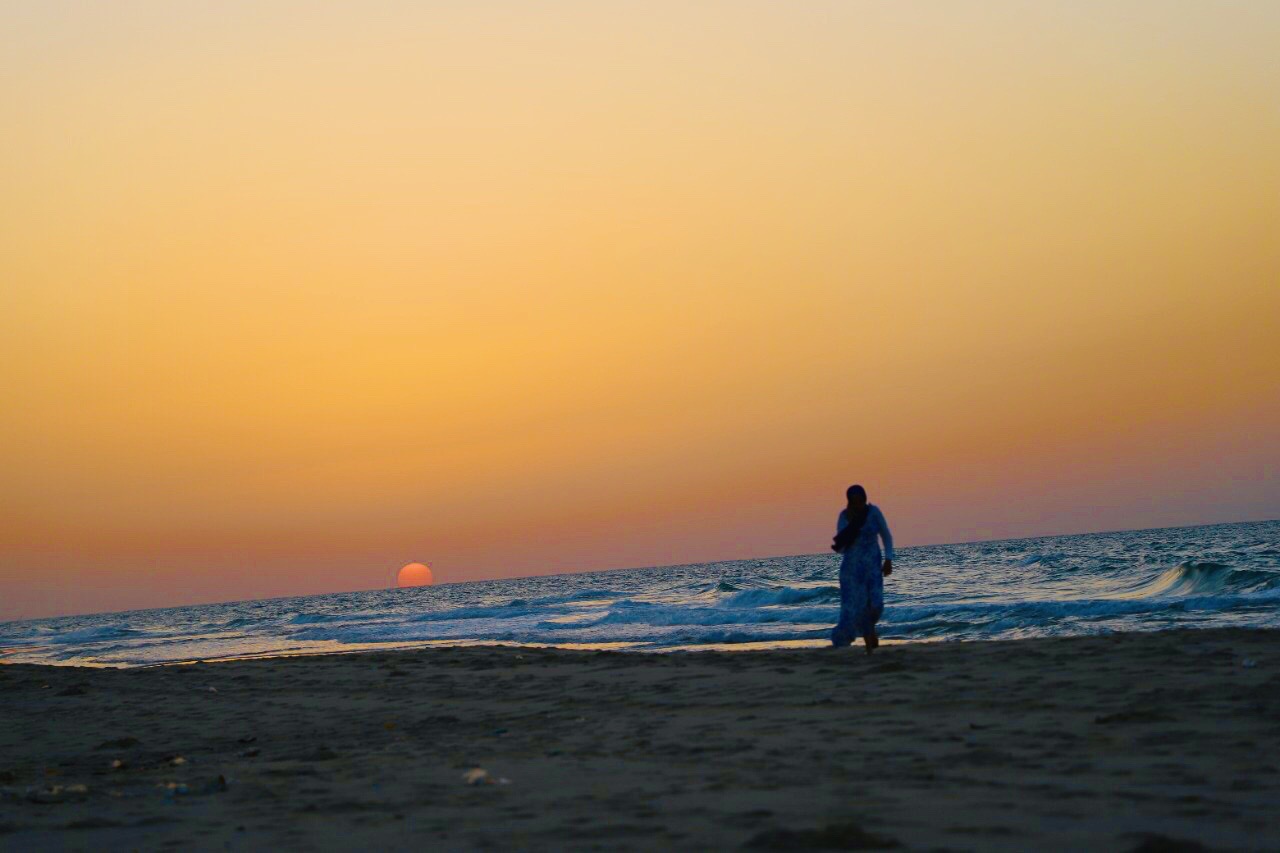 شواطيء خالية علي غير العادة 