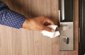 استخدلم المناديل المبللة