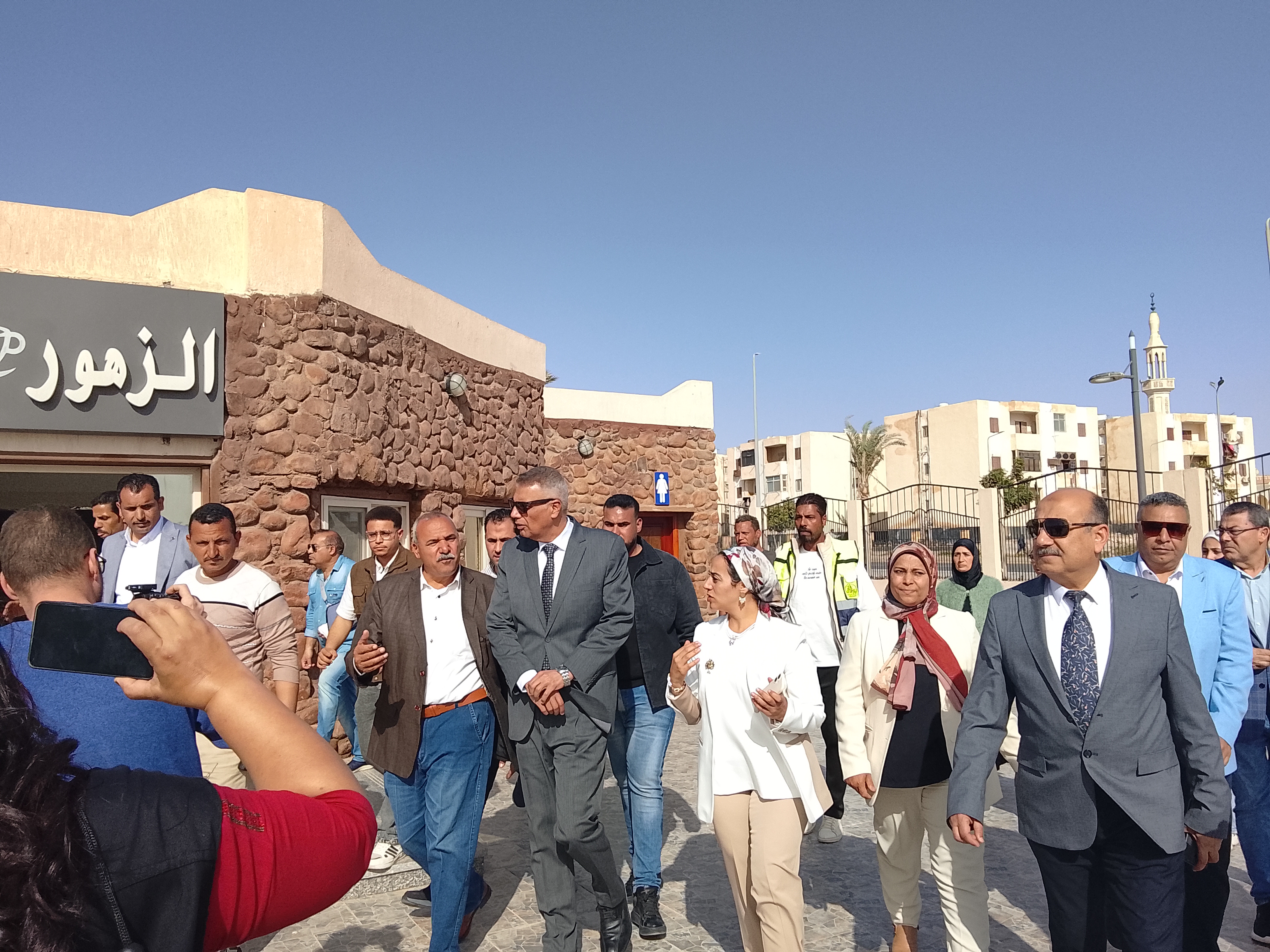 محافظ جنوب سيناء يتفقد حديقه الزهور محافظ جنوب سيناء يتفقد حديقه الزهور