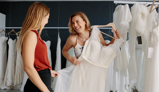 اختيار فستان الزفاف