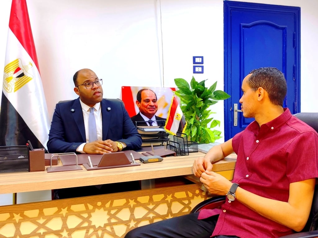 صحفى اليوم السابع خلال اللقاء مع خبراء الطاقة