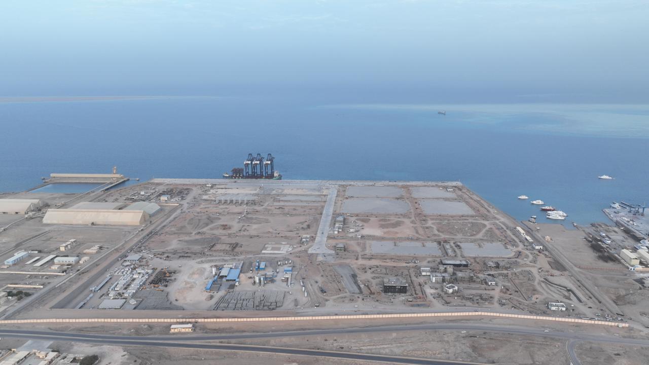 وصول أوناش رصيف عملاقة لمحطة "سفاجا 2" 