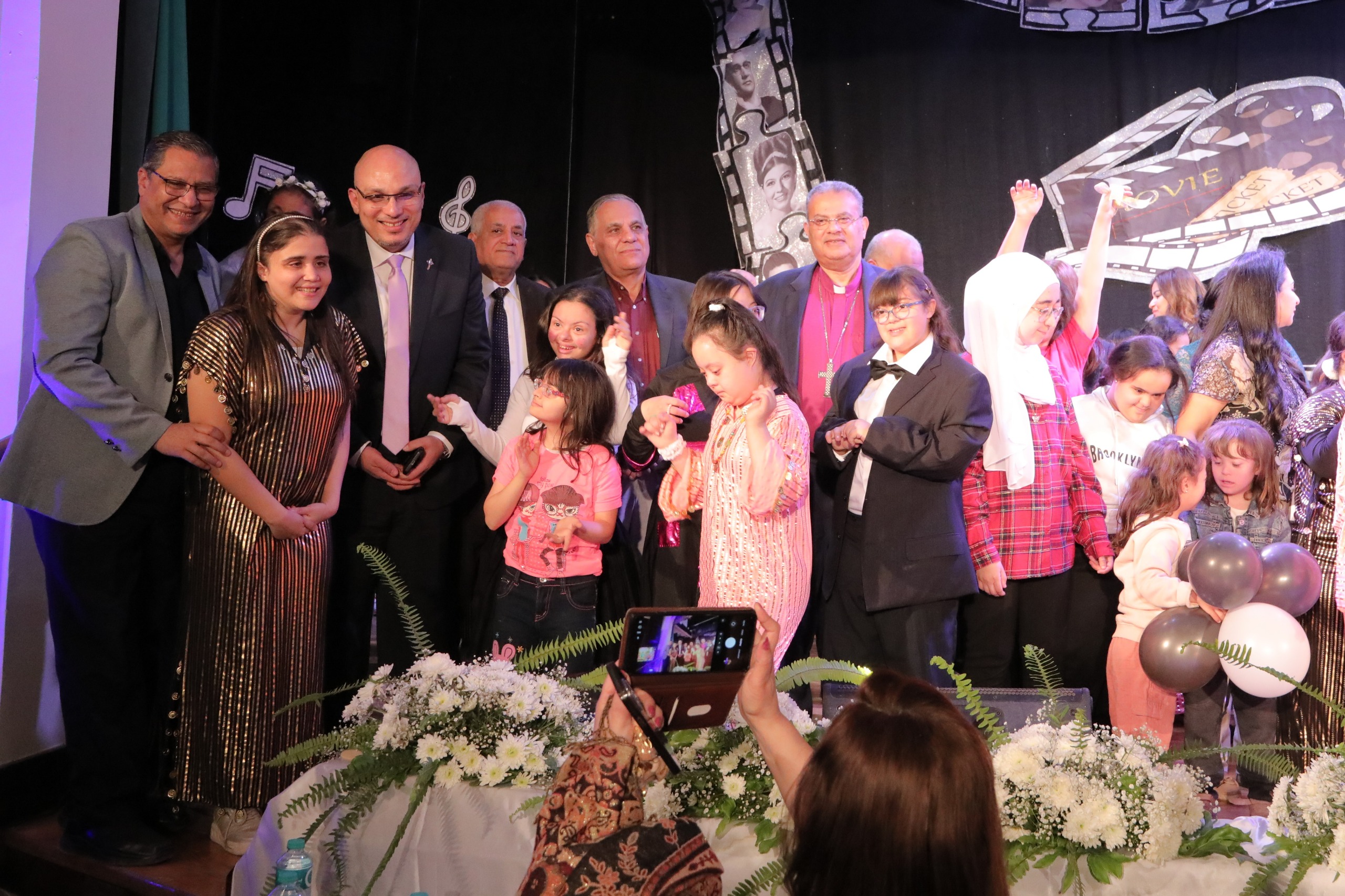 الدكتور أندريه زكى رئيس الطائفة الإنجيلية مع تلاميذ المدرسة