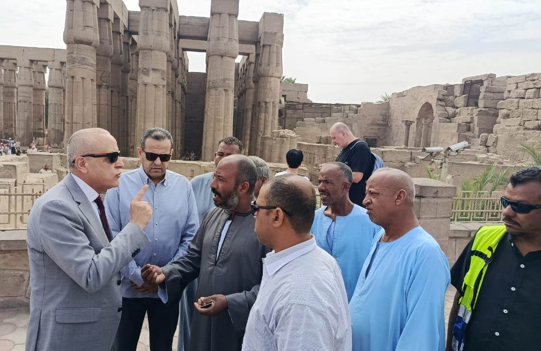 المحافظ يحذر المخالفين من سائقي عربات الحنطور بالمدينة