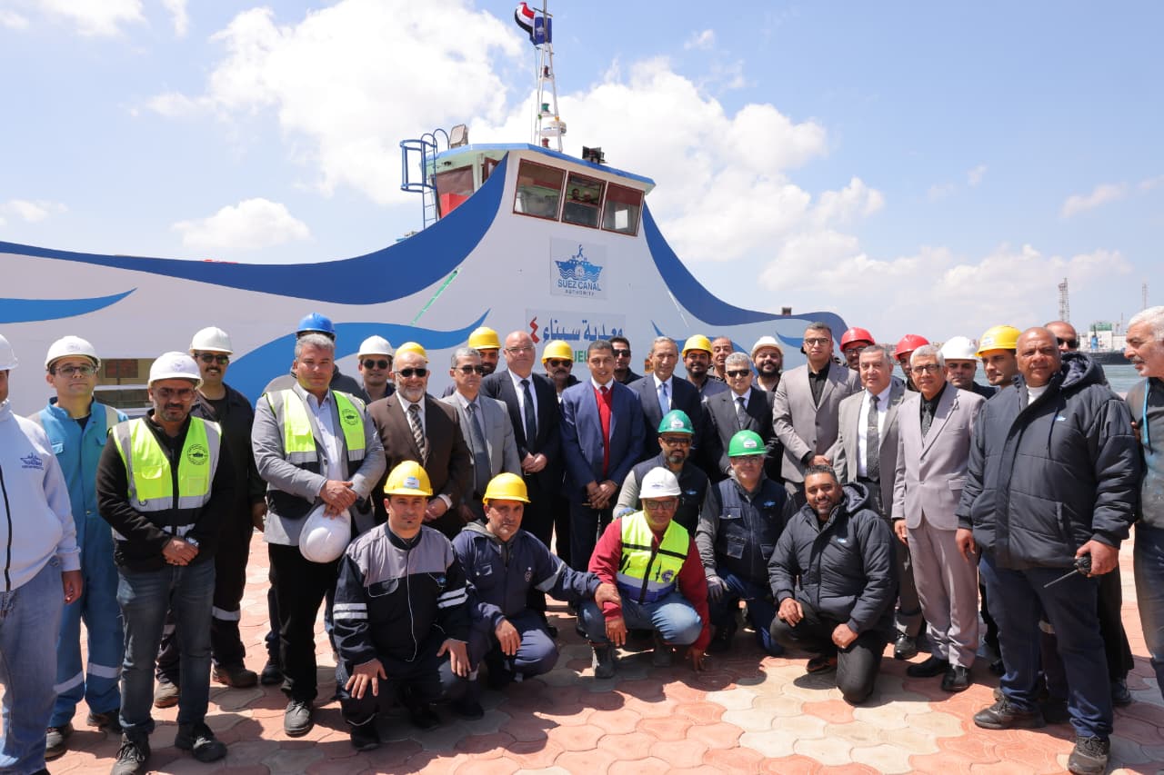 صورة تذكارية مع العاملين