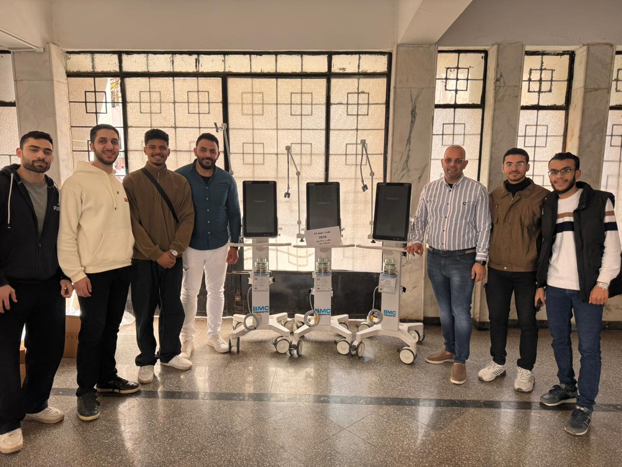 الطلاب أمام الأجهزة المقدمة للمستشفى