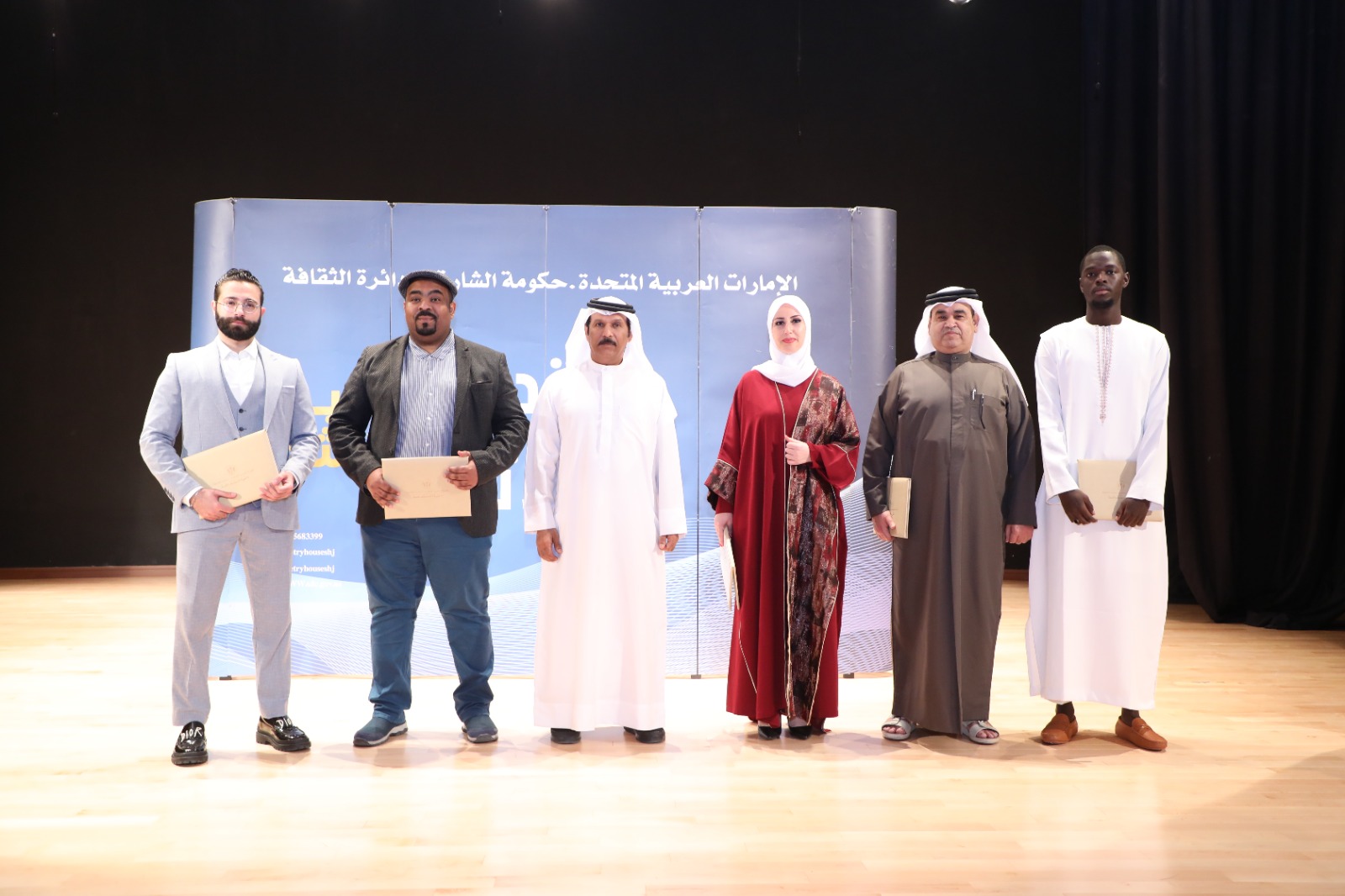 الشاعر محمد البريكي يكرم شعراء الأمسية