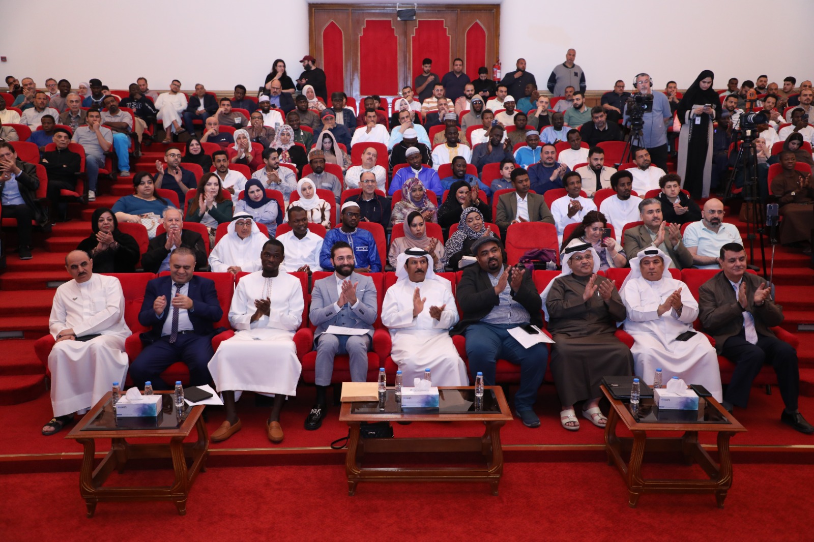 الشاعر محمد البريكى خلال الأمسية الشعرية