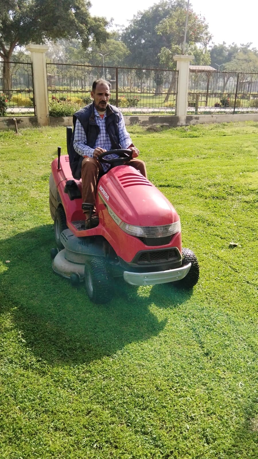 أعمال النظافة بالحدائق