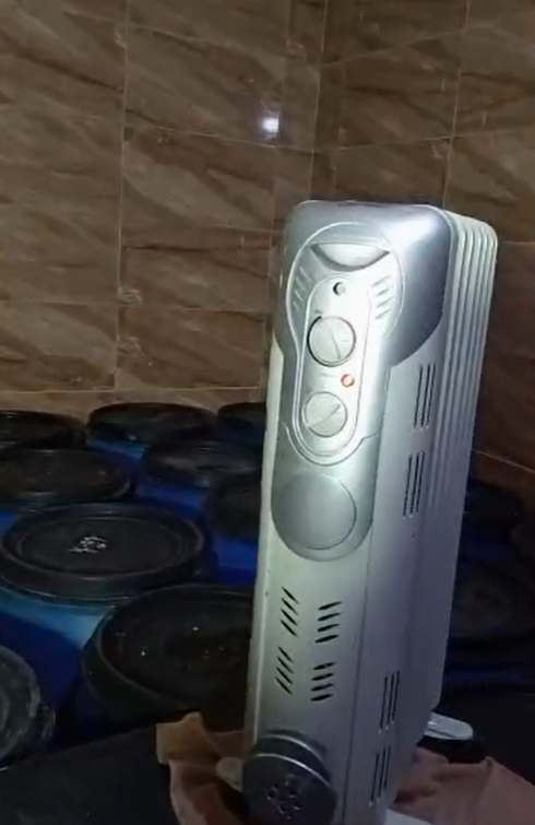 حجرة بها دفاية لوضع  براميل الفسيخ بها مجهزة