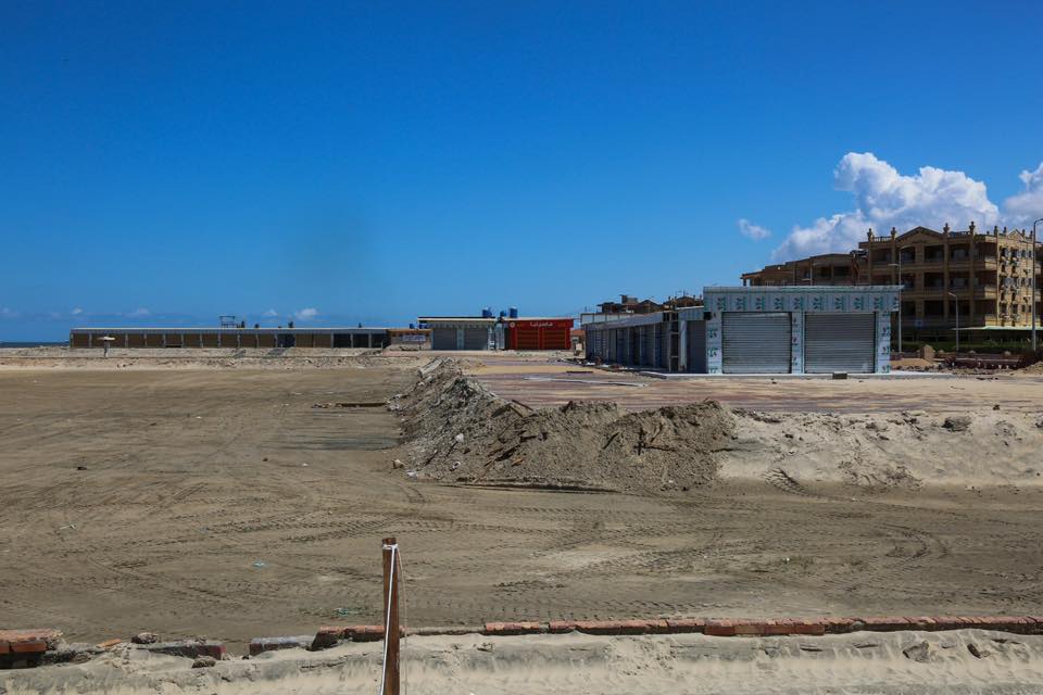 محال وكافتريات الكورنيش الجديد بمصيف بلطيم.