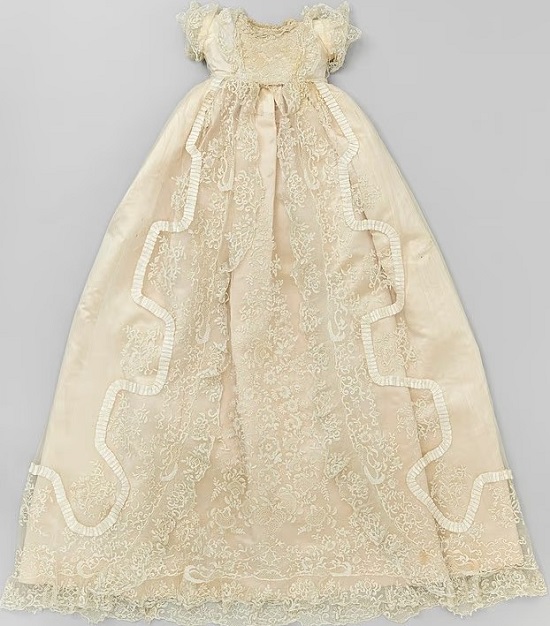 فستان التعميد