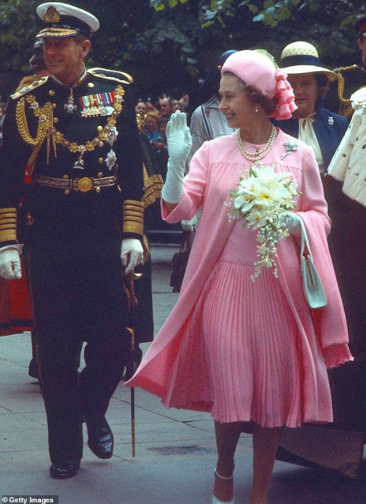 إليزابيث بفستان اليوبيل الفضى