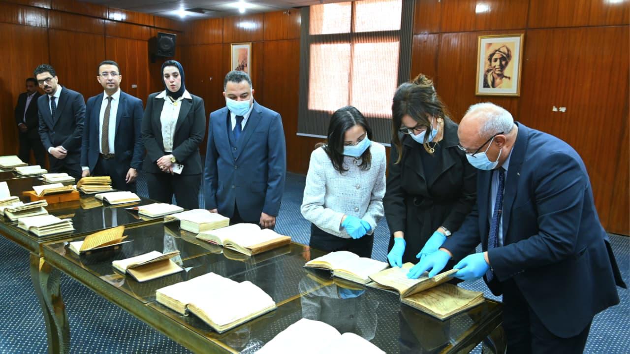 وزيرة الثقافة خلال زيارتها لمكتبة البلدية