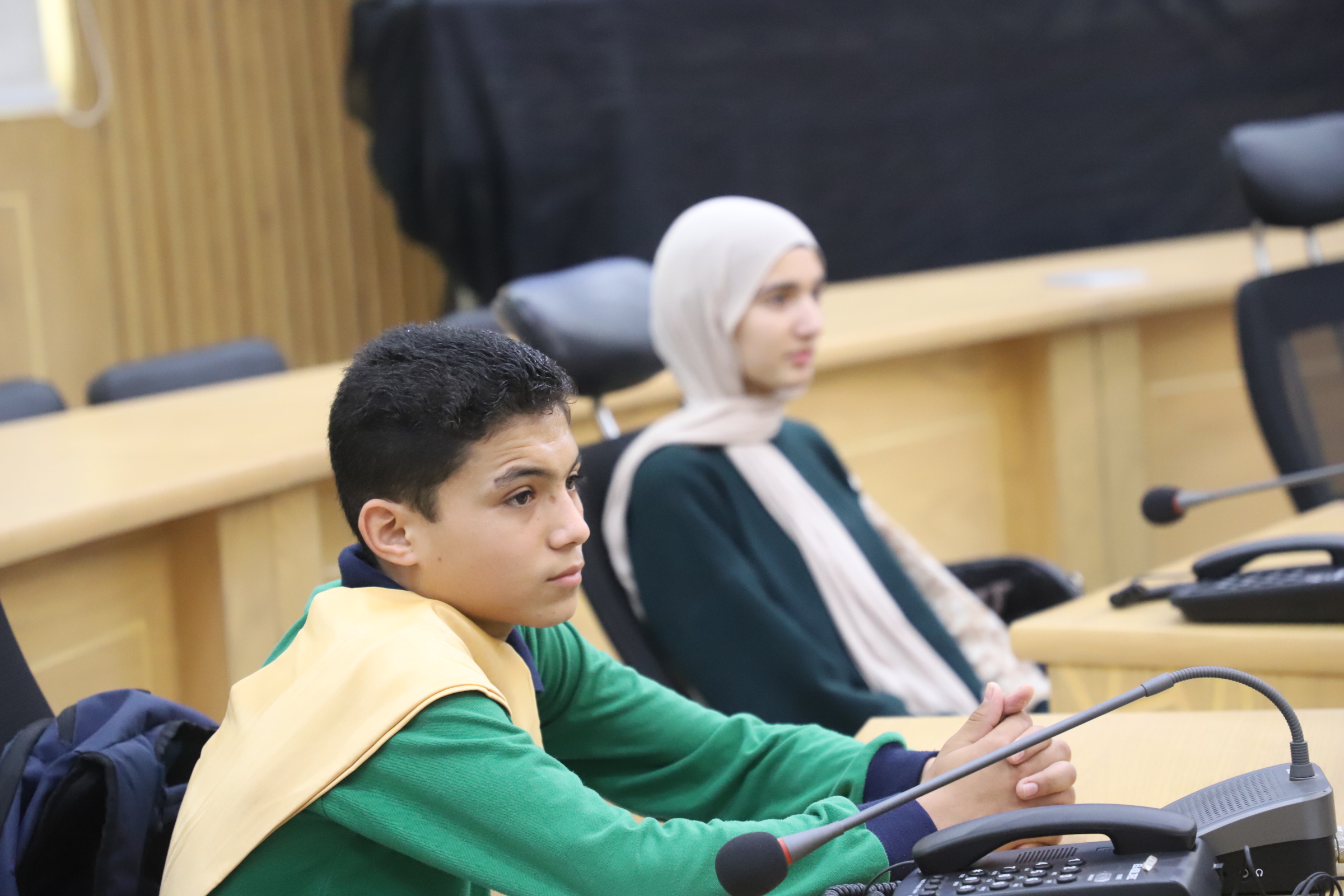 مستمع لنصائح المحافظ والنواب 