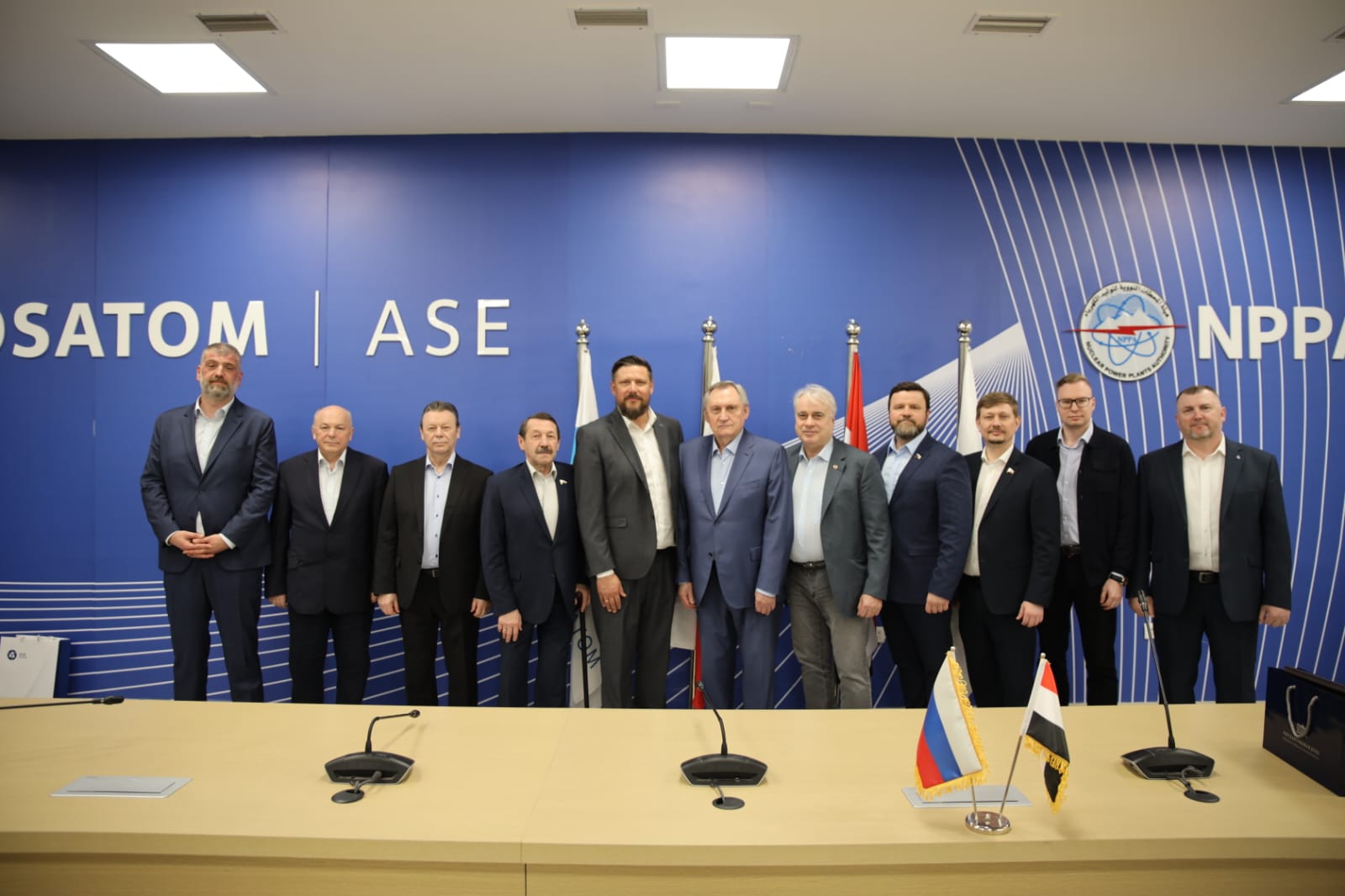 الوفد الروسي خلال لقائه مع مسئولى محطة الضبعة