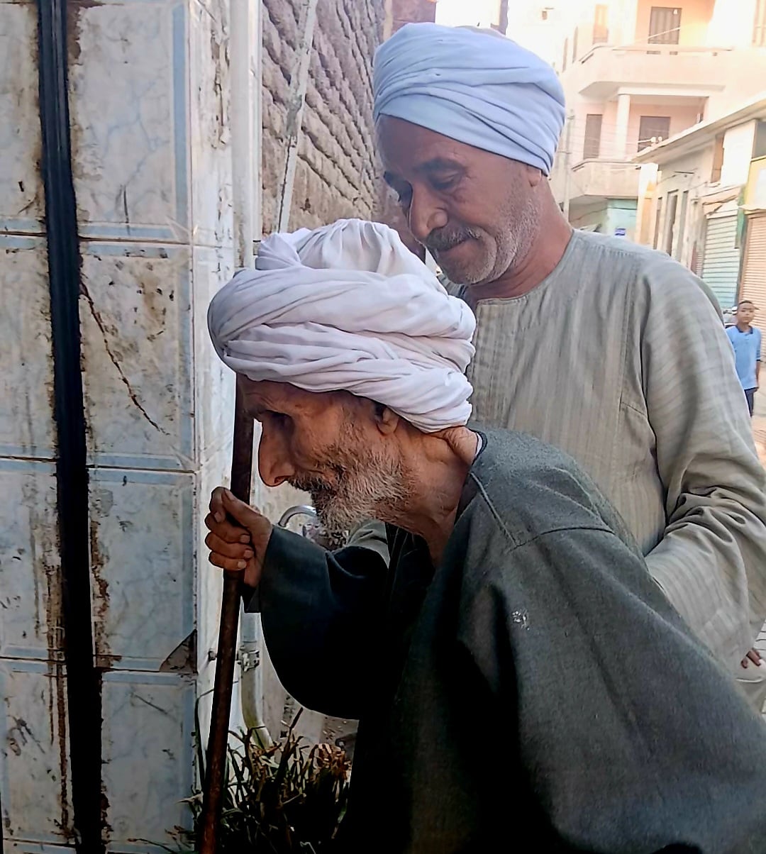 _كبار السن أمام المحل 