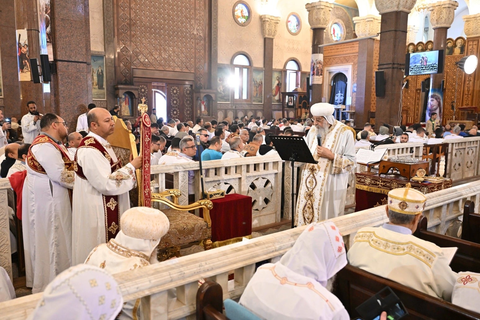 قداسة البابا يترأس القداس