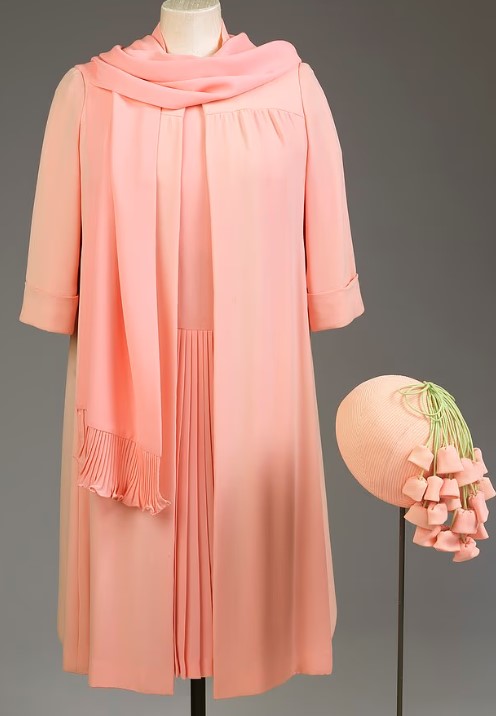 فستان اليوبيل الفضي