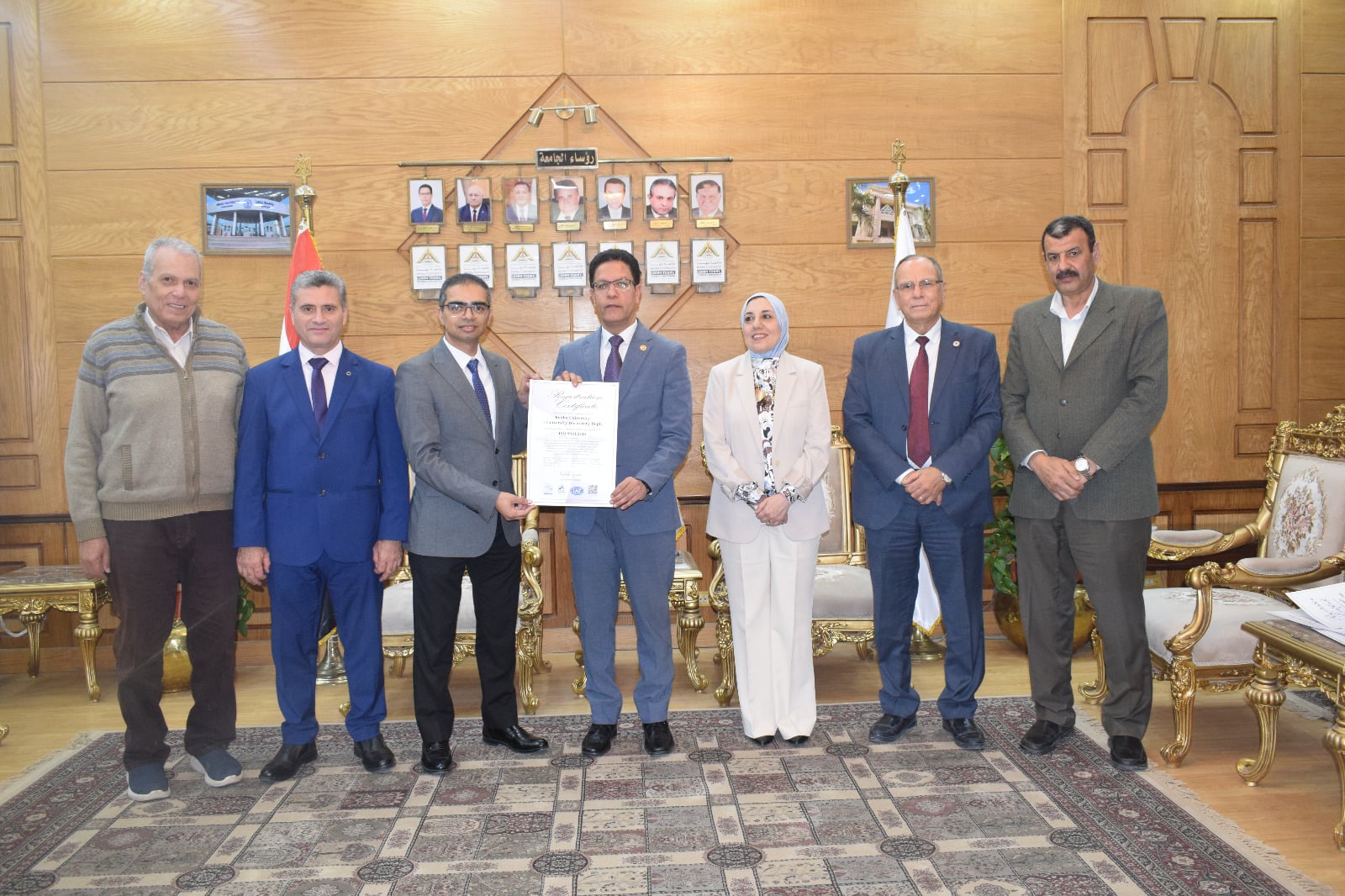 أثناء تسلم الشهادات