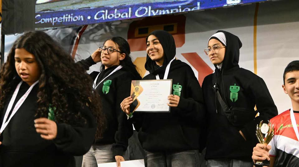 تسليم الجوائز وشهادات التقدير على الفائزات