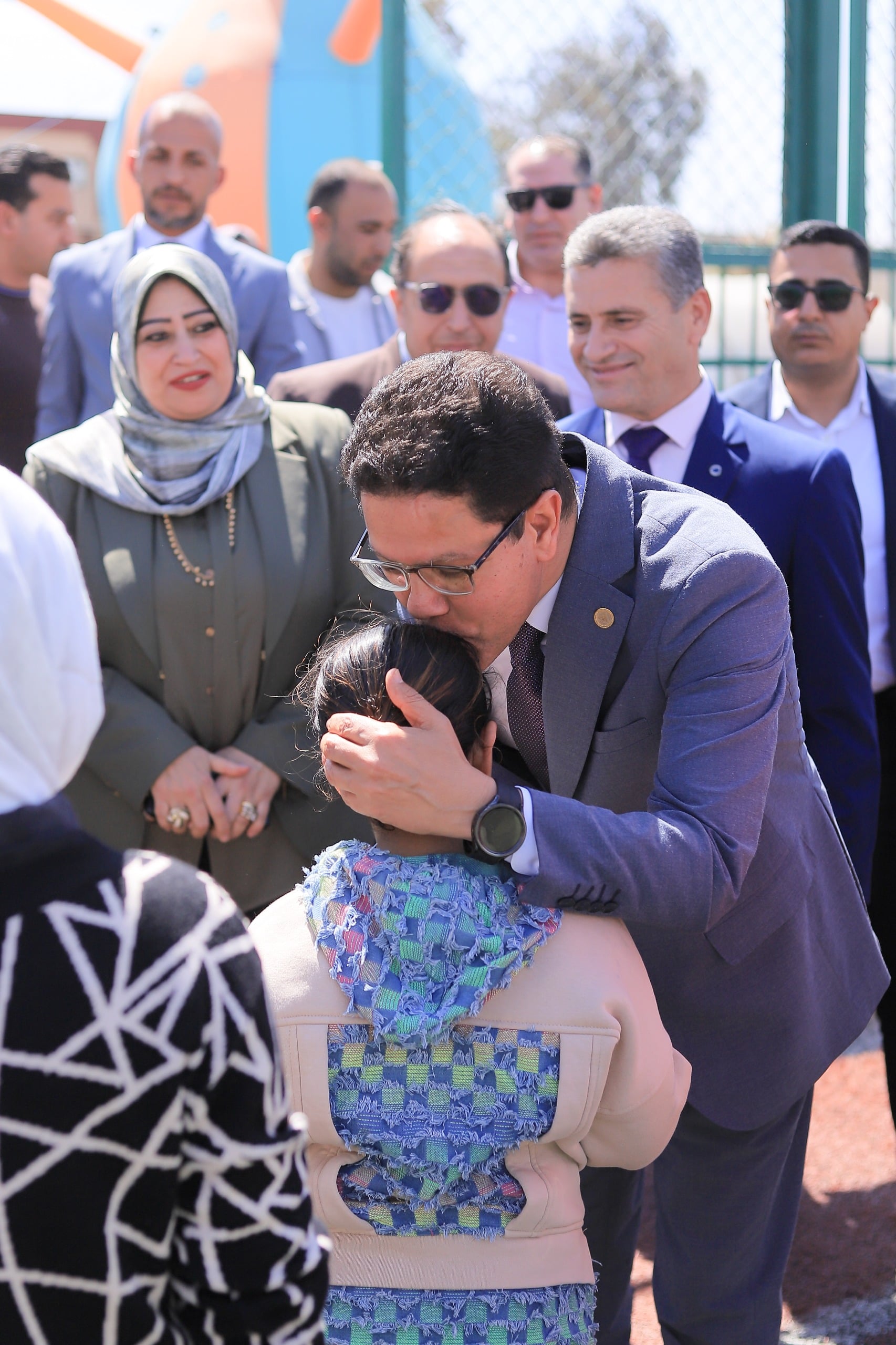 رئيس الجامعة مع الاطفال