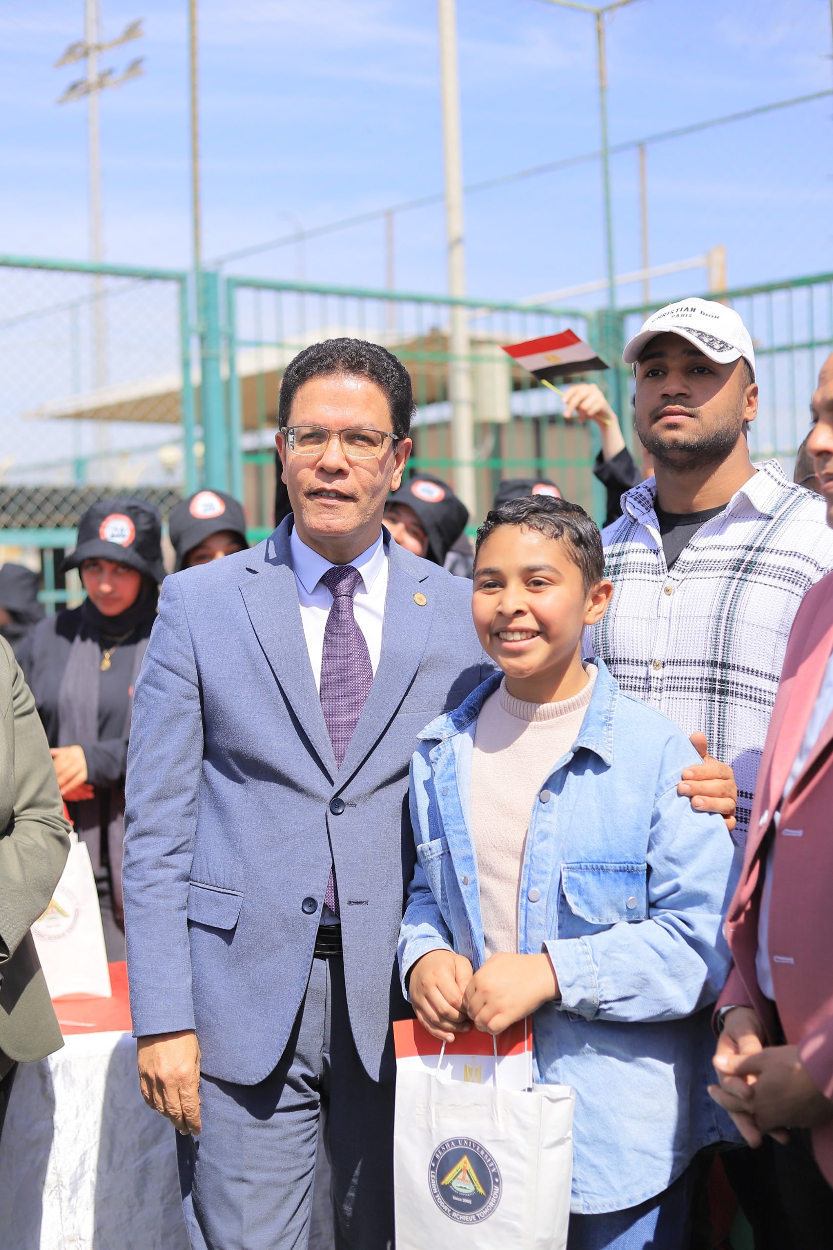 رئيس الجامعة يتوسط الأطفال