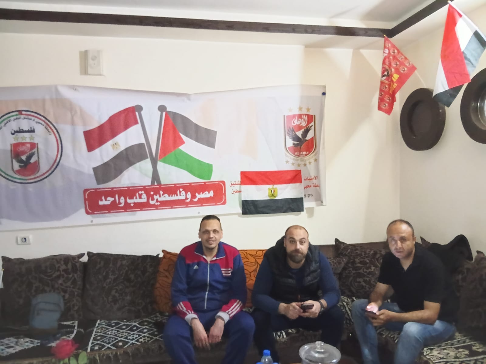 أعلام مصر وفلسطين والنادى الأهلى